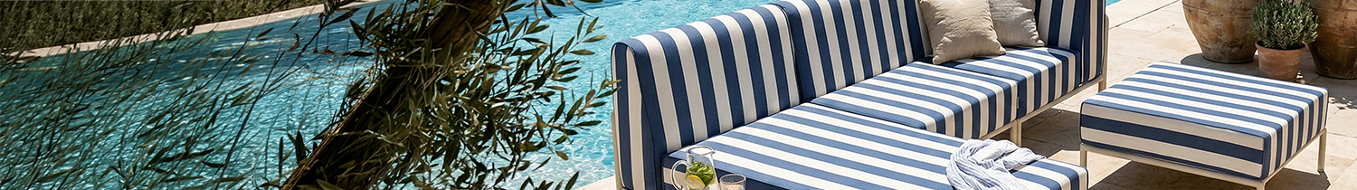 modulare niedrige Loungemöbel blau-weiß gestreift in der Nähe eines Pools